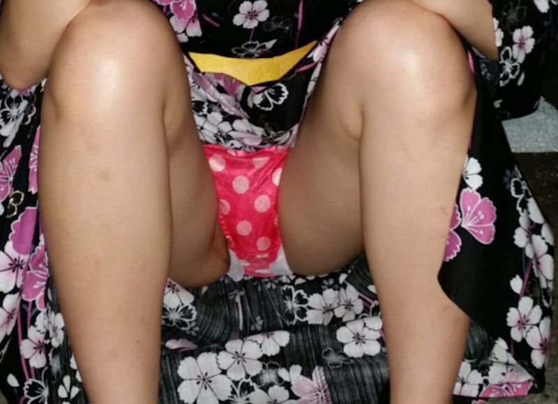 浴衣姿の座りパンチラ！夏のお祭りでパンツを激写した画像