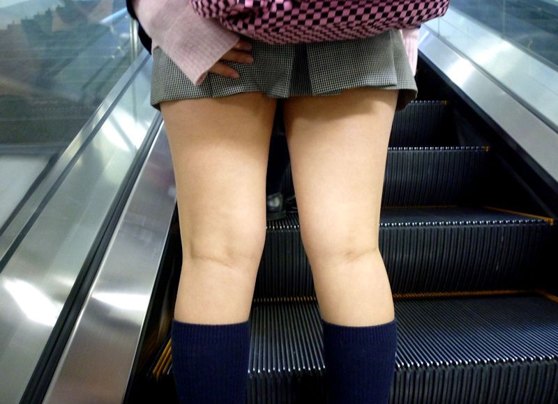 階段やエスカレーターでスカート押さえる仕草が可愛いパンチラ画像