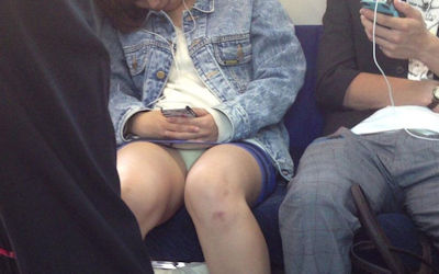 パンツが逆三角形になる電車内座りパンチラ画像集 ①