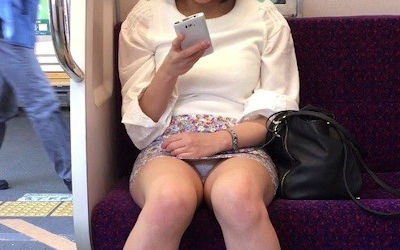 パンツが逆三角形になる電車内座りパンチラ画像集 ③