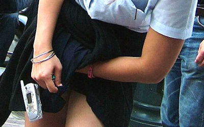 パンツ食い込み直しJKがスカートを捲るパンチラ・尻チラ画像 ①