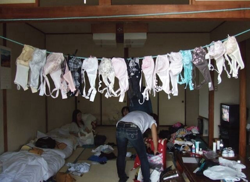 ブラジャーがブラ下がる下着干しのエロ画像