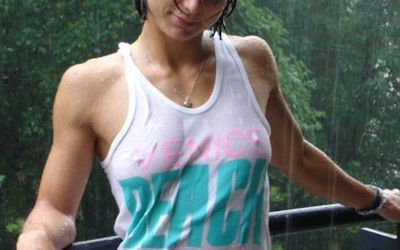 ノーブラ外国人が雨に濡れて乳首が透けたエロ画像 ②