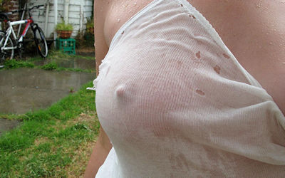 ノーブラ外国人が雨に濡れて乳首が透けたエロ画像 ③
