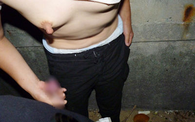乳出し手コキ！おっぱい見せてちんぽ握るエロ画像 ④