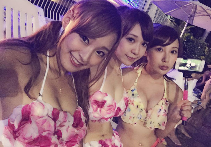 ビッチ臭が漂うナイトプールギャル達の水着エロ画像