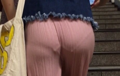 パンツの色・形まで分かっちゃう透け透けパンチラ画像