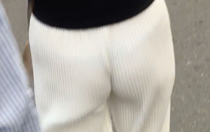 隠し切れないパッツパツのお尻エッロwwwwwwww