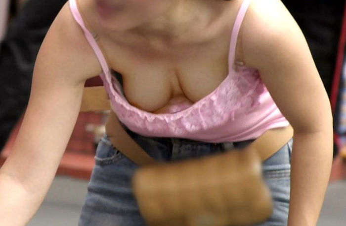 前屈みになってブラジャーや乳首がチラリと露出している決定的な瞬間を撮った画像ｗｗｗｗｗ