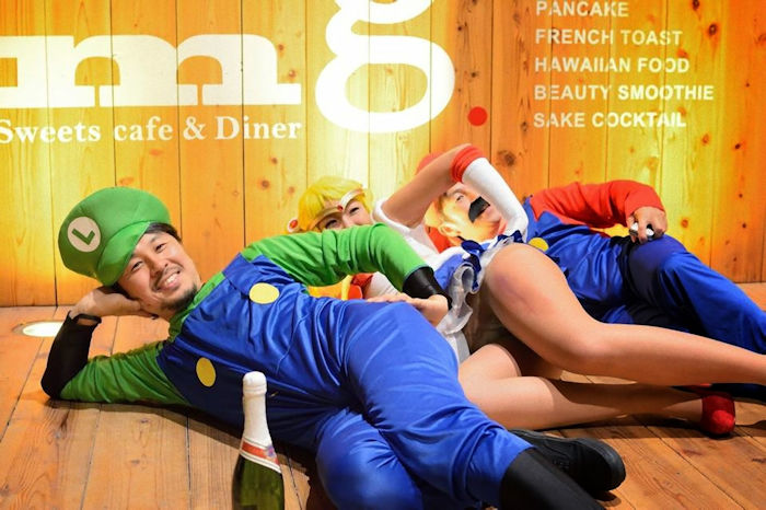 コスプレパーティーで調子に乗り過ぎてパンチラしてる素人達のエロ画像