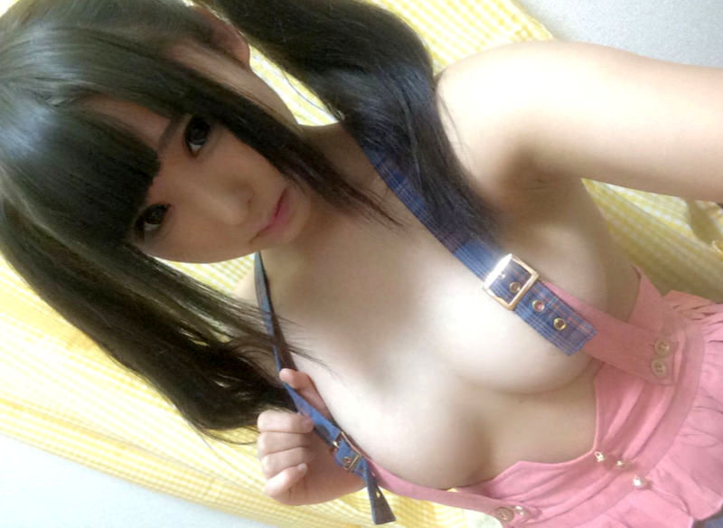 吊りバンドで乳首を隠すサスペンダーおっぱいのエロ画像