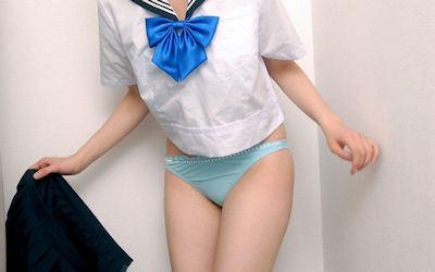脱ぎたてスカートを手に持つパンモロJKのエロ画像 ②
