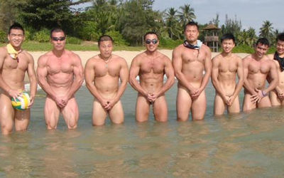 ポロリあり！全裸男がチンコを隠すメンズヌード画像集 ①
