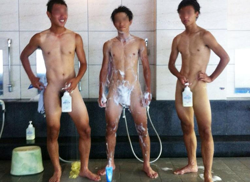 ポロリあり！全裸男がチンコを隠すメンズヌード画像集