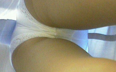 純白パンツが染みで黄ばんだオフホワイトのシミパン画像 ②