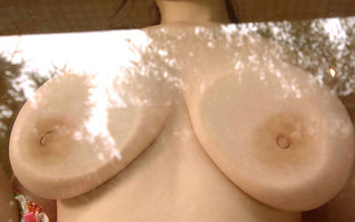 巨乳と爆乳がおっぱいをガラスドンしてるエロ画像 ①