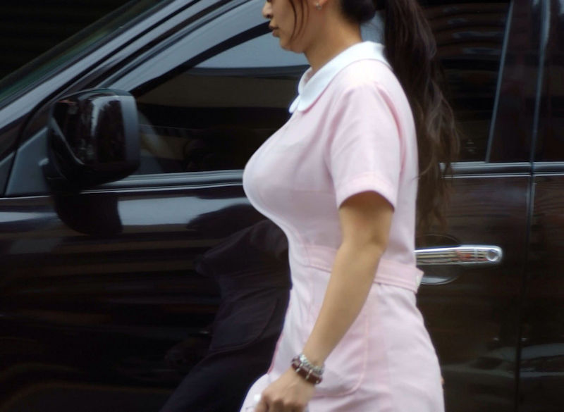 ナース服がパツパツな着衣巨乳看護師のエロ画像