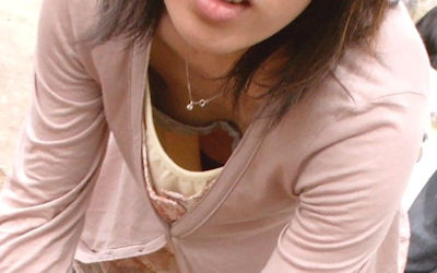 胸チラも腹チラも見えた胸元緩々なエロ画像 ①