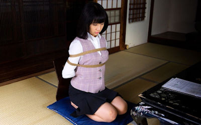 制服姿で正座する礼儀正しいOLのエロ画像 ④