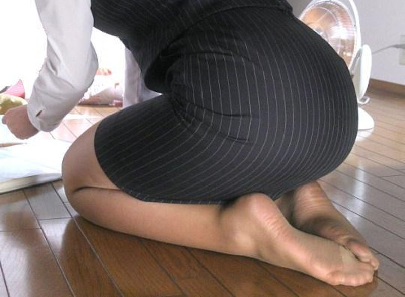 制服姿で正座する礼儀正しいOLのエロ画像