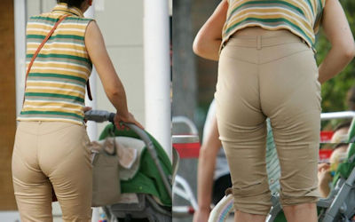 子連れでパンツの線が透ける透けパンママのエロ画像 ③