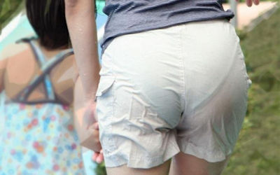 子連れでパンツの線が透ける透けパンママのエロ画像 ④