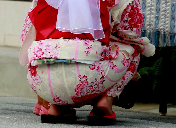 子連れでパンツの線が透ける透けパンママのエロ画像