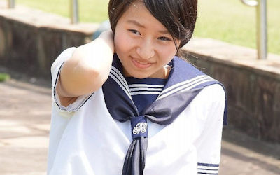 袖の隙間に脇が覗く夏服JKのワキチラ画像 ①