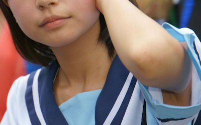 袖の隙間に脇が覗く夏服JKのワキチラ画像 ④