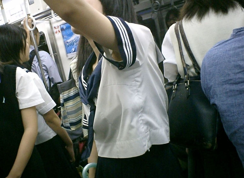 袖の隙間に脇が覗く夏服JKのワキチラ画像