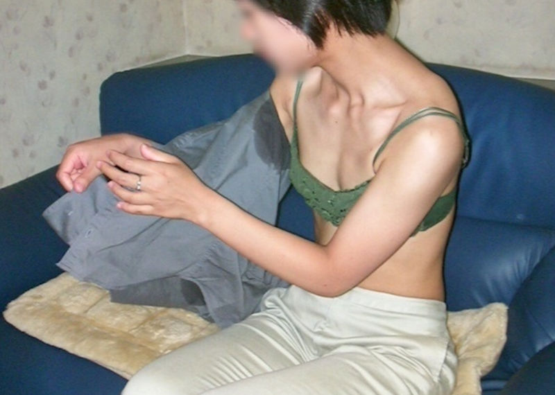 女性のワキがシミてる脇汗フェチな画像集