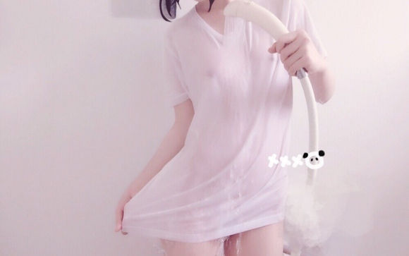 １８歳の低身長ロリ貧乳が合法濡れ透けおっぱいエロ自撮り