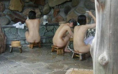 風呂イスに座ってシャワーを浴びるエロ画像 ①