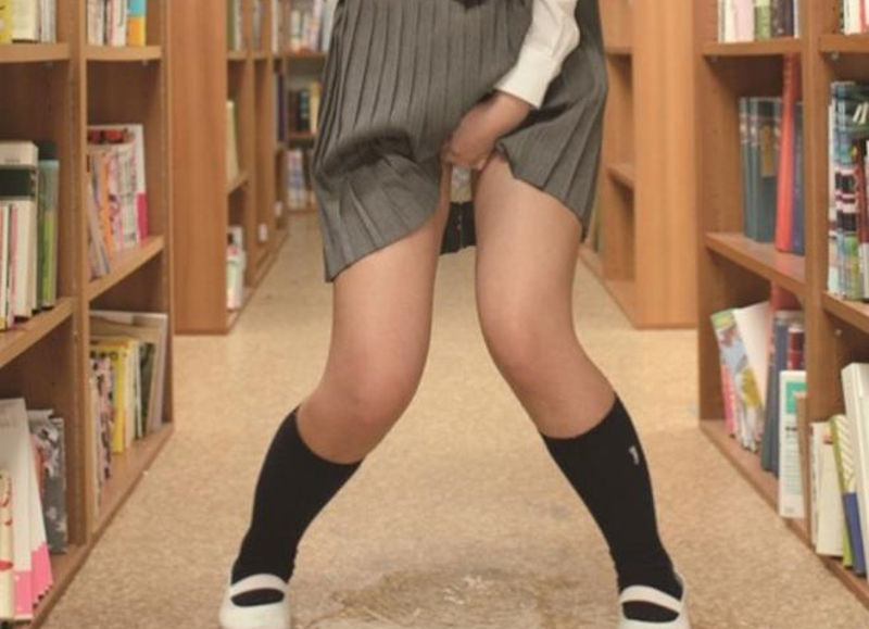 おもらしが可愛い内股失禁のエロ画像