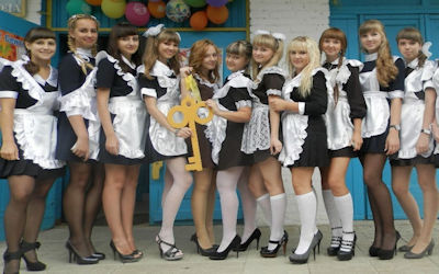 ロシアJKがミニスカメイドになる卒業式のセクシー画像 ③