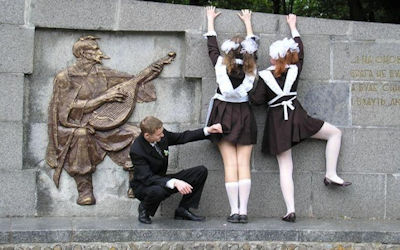 ロシアJKがミニスカメイドになる卒業式のセクシー画像 ④