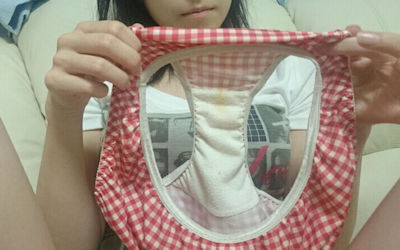 素人女性の脱ぎたてパンツ見せ（本人付き）エロ画像 ③