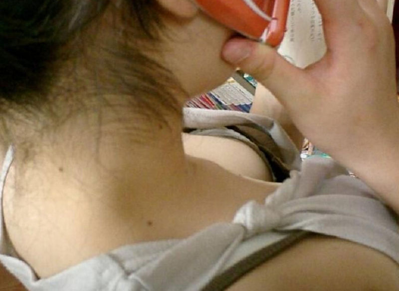 斜め後ろの角度で胸チラを覗き込むエロ画像