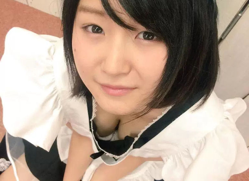 胸の谷間でアピールするメイドの胸チラエロ画像
