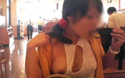 食事中の胸チラや乳首ポロリのエロ画像 ④