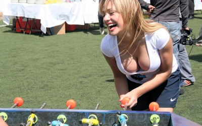 着衣巨乳で胸チラしてる外国人のエロ画像 ②