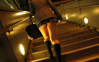 階段で背後からお尻を見上げるエロ画像 ①
