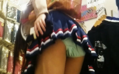 お尻がエロい街撮り前屈みパンチラ画像集 ①