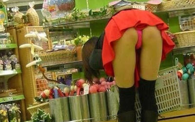 お尻がエロい街撮り前屈みパンチラ画像集 ③