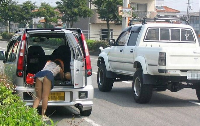 お尻 街撮り 前屈み パンチラ エロ画像【2】