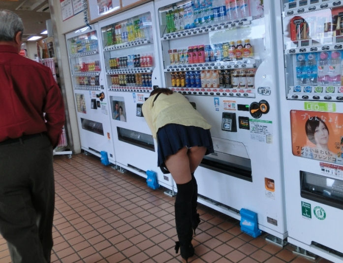 お尻 街撮り 前屈み パンチラ エロ画像【12】