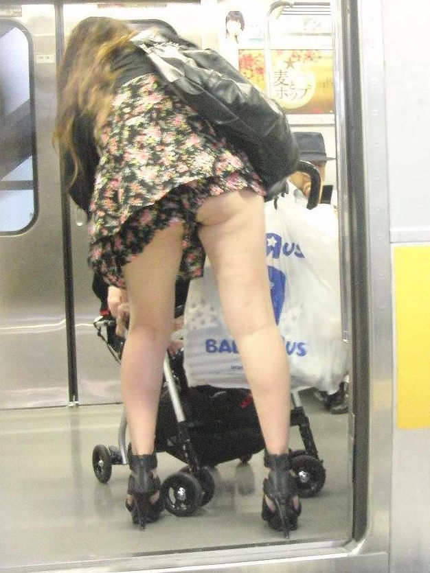 お尻 街撮り 前屈み パンチラ エロ画像【14】