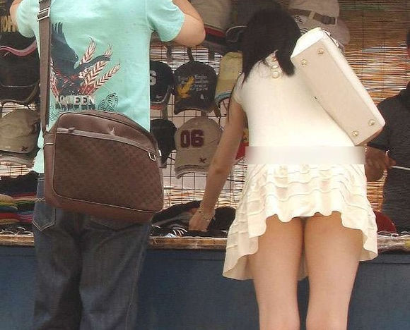 お尻 街撮り 前屈み パンチラ エロ画像【19】