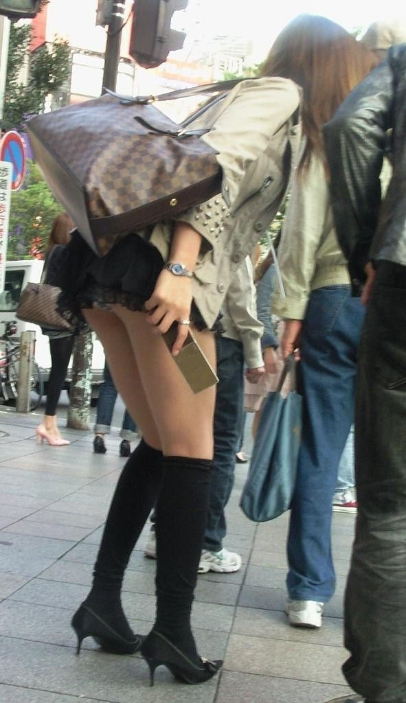 お尻 街撮り 前屈み パンチラ エロ画像【36】