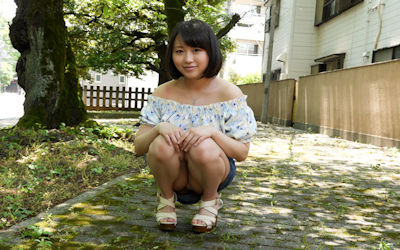 私服姿でパンチラするAV女優のエロ画像 ③
